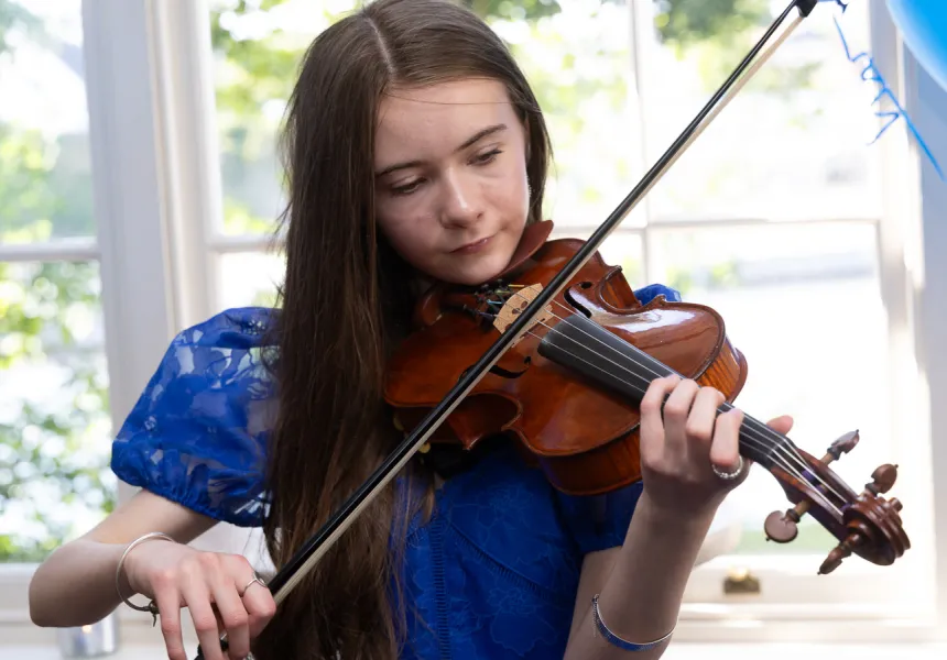 Edith Lawlor headshot pplaying violin